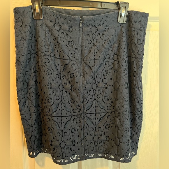 Navy blue Banana Republic lace mini skirt Size 12P - Picture 2 of 3